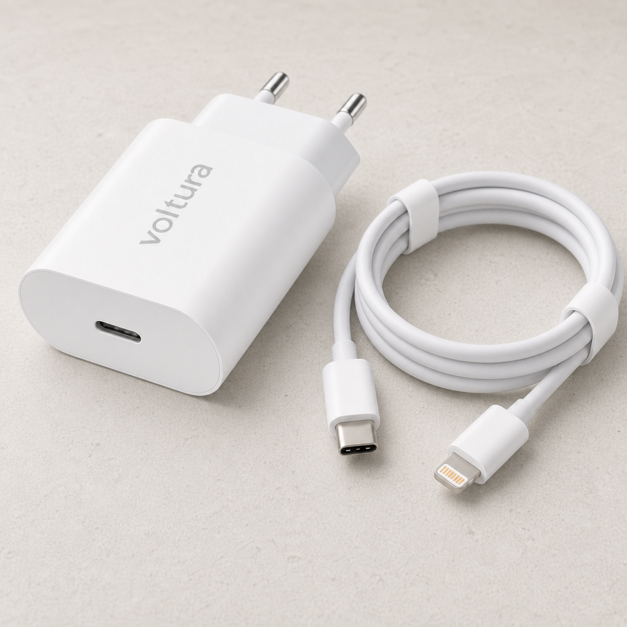 Detaljbilde av Voltura 20W-lader med USB-C- og Lightning-kontakter