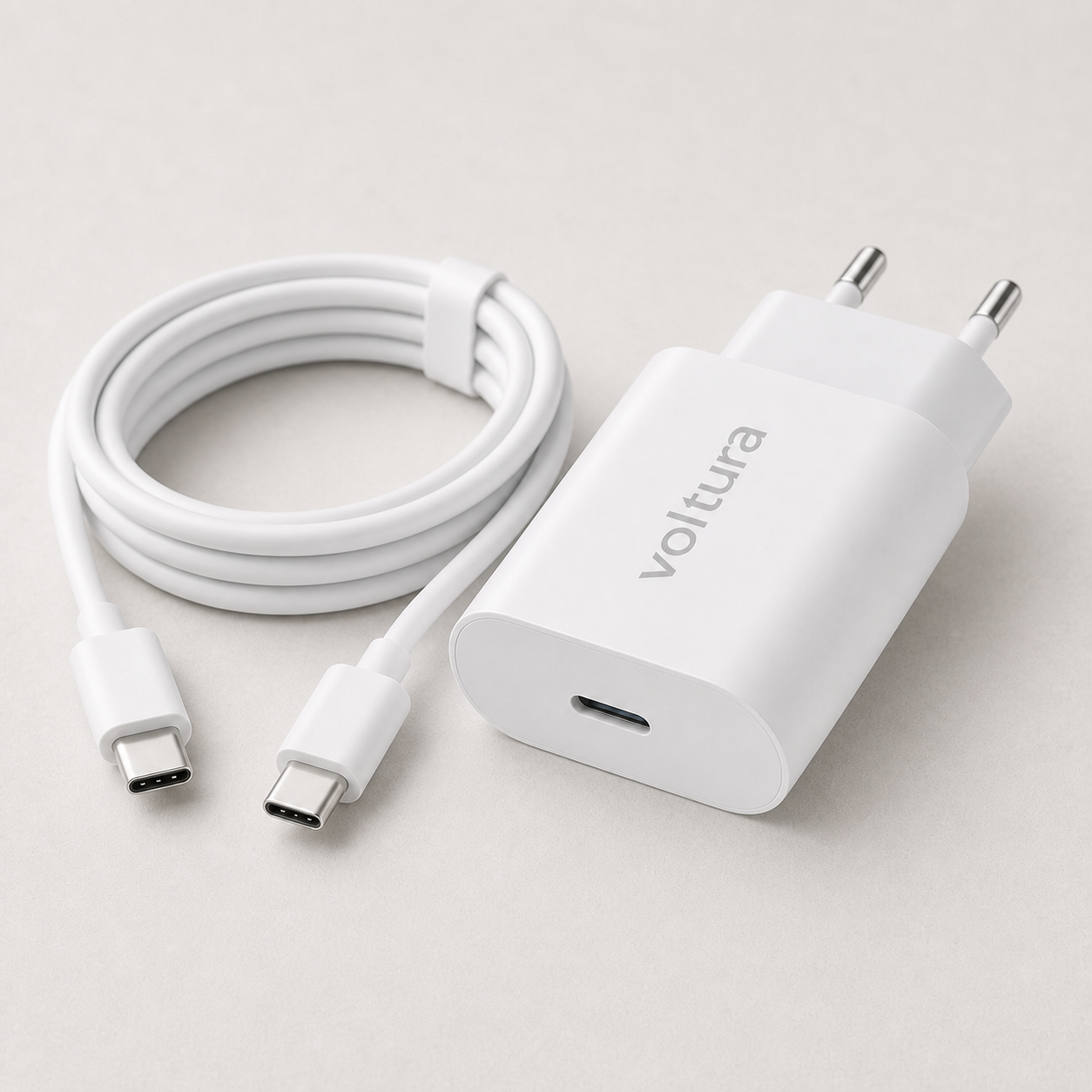 Detaljbilde av Voltura 20W USB-C-lader og begge USB-C-kontaktene